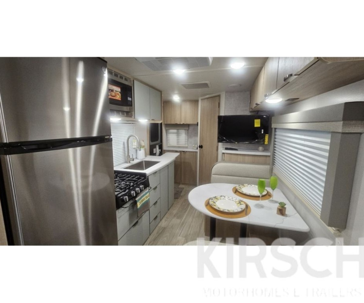 Winnebago 1720FB - Kirsch Motorhomes - Especializada na venda de Motorhomes e Trailers