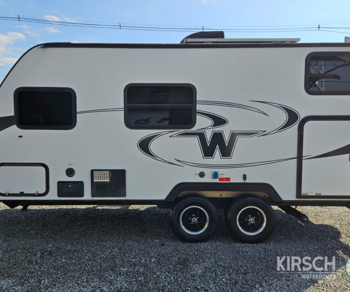 Winnebago 1700BH - Kirsch Motorhomes - Especializada na venda de Motorhomes e Trailers