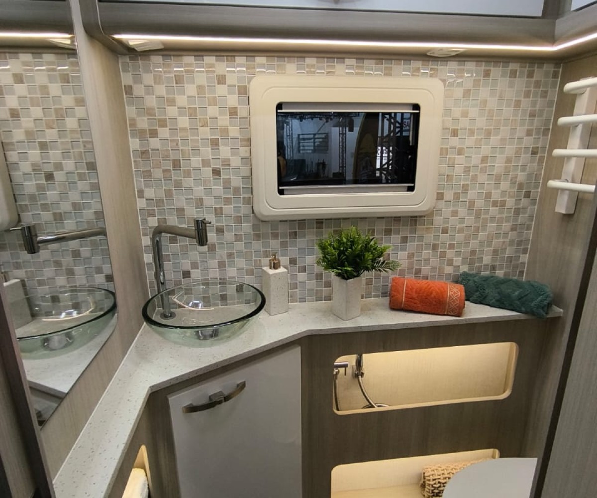 MONTAGEM - Ideal 7.8 sem alcova - Kirsch Motorhomes - Especializada na venda de Motorhomes e Trailers